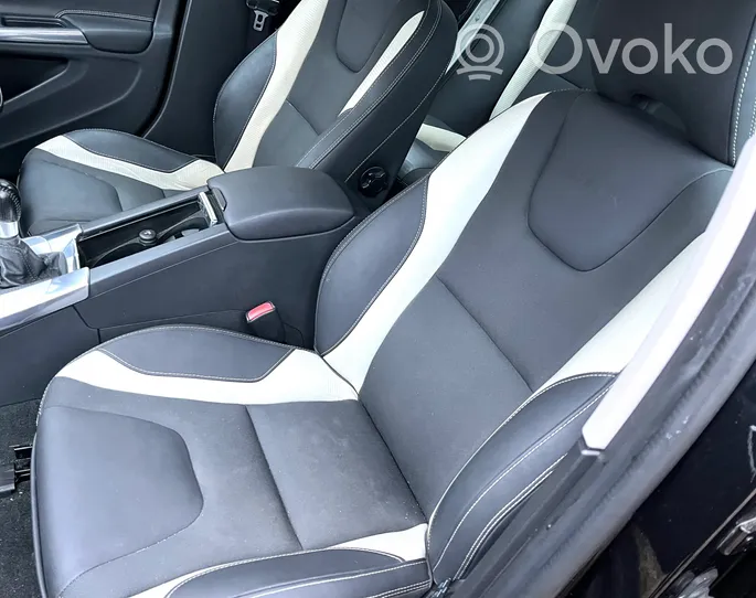Volvo V60 Salono komplektas 
