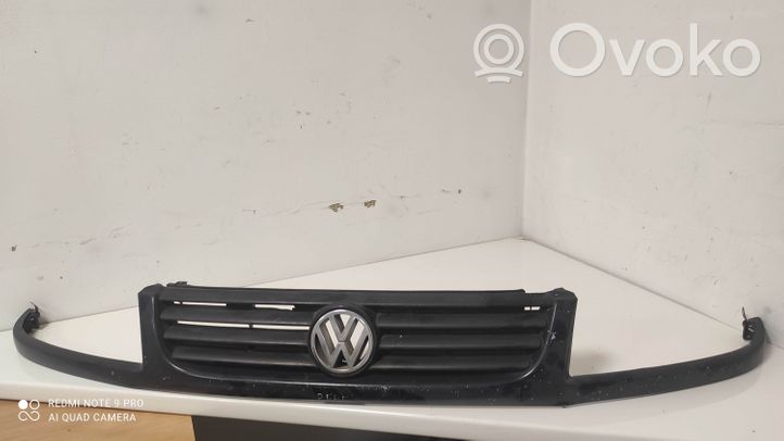 Volkswagen PASSAT B4 Etupuskurin alempi jäähdytinsäleikkö 3A0853653B