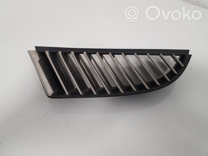 Mitsubishi Colt Grille calandre supérieure de pare-chocs avant MN127773