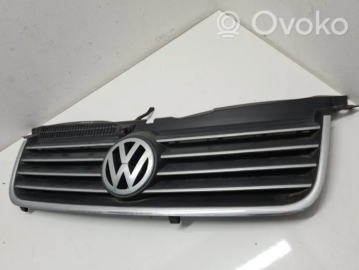 Volkswagen PASSAT B5.5 Etupuskurin ylempi jäähdytinsäleikkö 3B0853651L