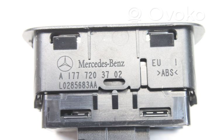 Mercedes-Benz CLA C118 X118 Takaluukun avauskytkimen painike/kytkin A2479059100