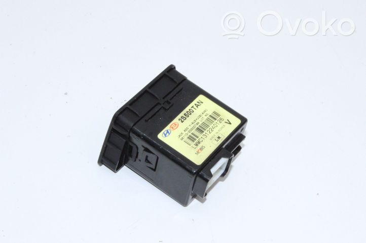 Hyundai ix35 Connettore plug in AUX 961102S500