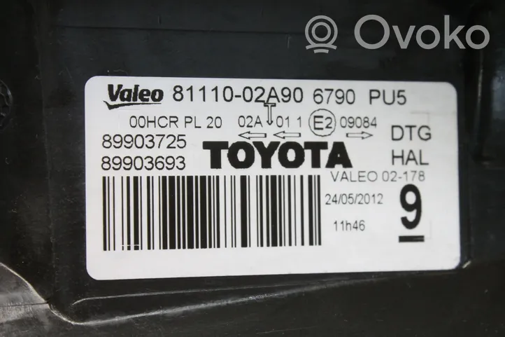 Toyota Auris 150 Lampa przednia 8111002A90