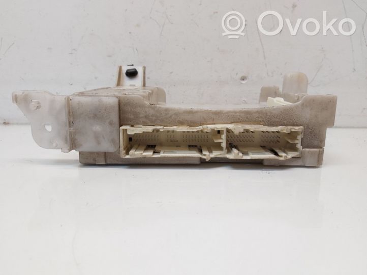 Toyota Yaris Module de fusibles 8273052K40