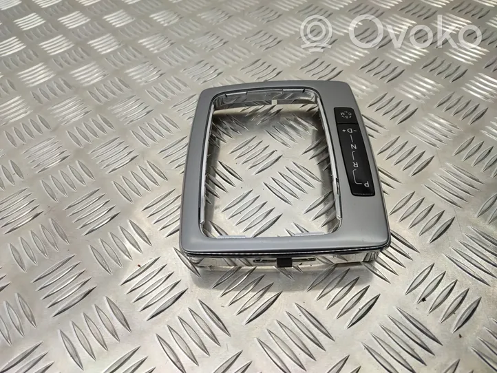 Mercedes-Benz GLK (X204) Rivestimento in plastica cornice della leva del cambio A2042673088