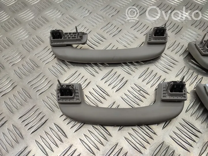 BMW 2 F45 Un set di maniglie per il soffitto 