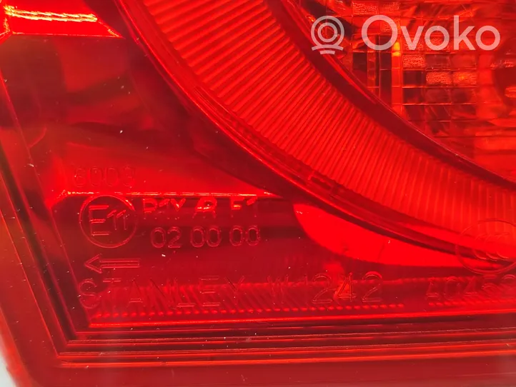 Infiniti Q50 Lampy tylnej klapy bagażnika 