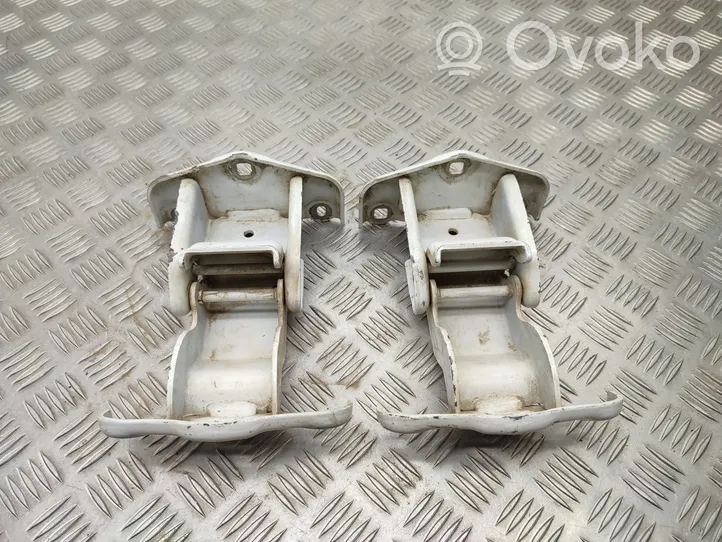 Opel Vivaro Loading door lower hinge 527428