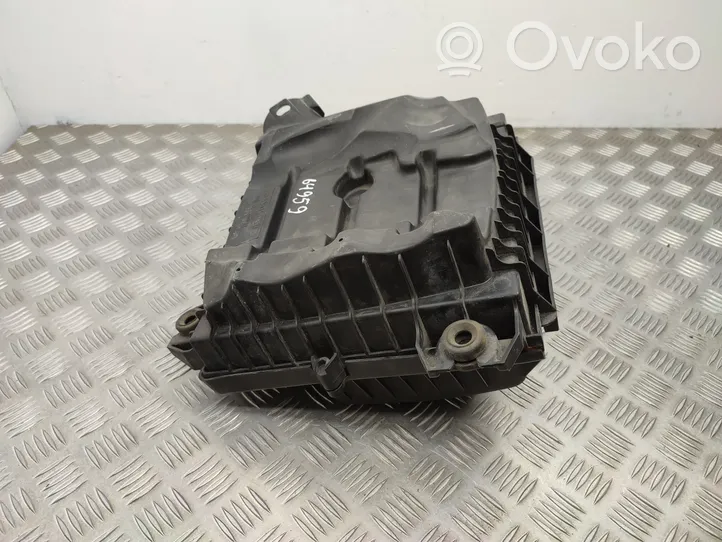 Opel Vivaro Caja del filtro de aire 8200467321