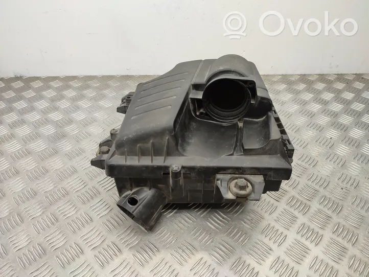 Opel Vivaro Caja del filtro de aire 8200467321