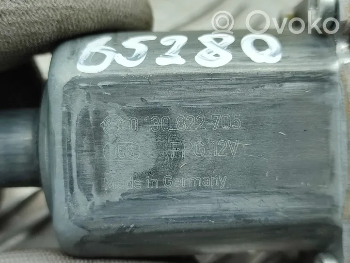 Audi A4 S4 B9 Priekinis varikliukas langų pakėlėjo 8W0959801