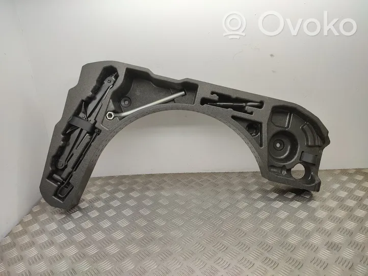 Audi Q2 - Įrankių komplektas 81A012109E