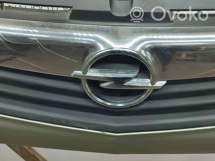 Opel Vivaro Front bumper upper radiator grill 