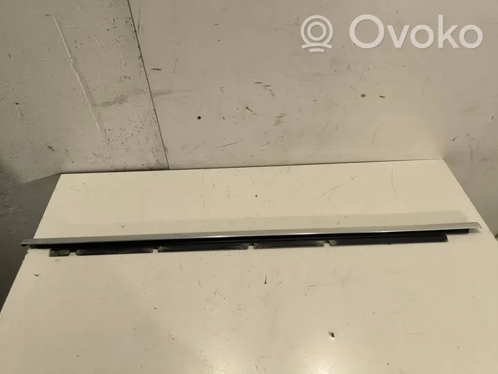 Volkswagen Golf V Rivestimento modanatura del vetro della portiera posteriore 1K9839475A