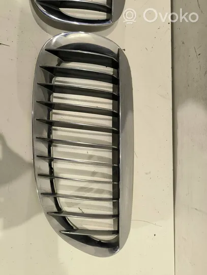 BMW 6 E63 E64 Grille calandre supérieure de pare-chocs avant 7008916