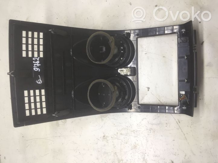 Nissan Qashqai Radion/GPS-laitteen pääyksikön kehys P10381A77100