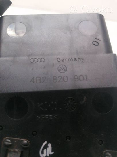 Audi A6 S6 C5 4B Kojelaudan sivutuuletussuuttimen kehys 4B2820901