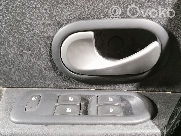Renault Clio IV Boczki / Poszycie drzwi przednich 8200293523G
