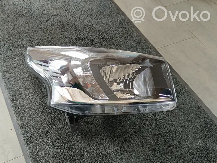 Opel Vivaro Lampa przednia 260106822R
