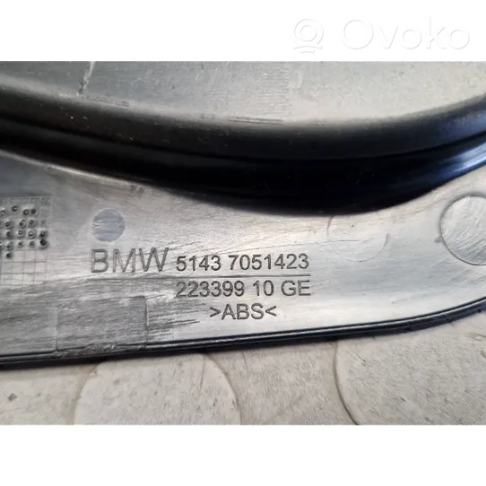 BMW X3 E83 Copertura del rivestimento del sottoporta anteriore 7051423