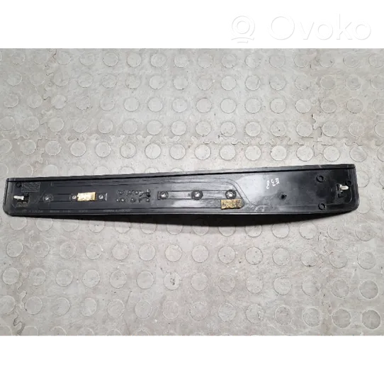 BMW 7 E38 Moldura protectora del borde trasero 8220228