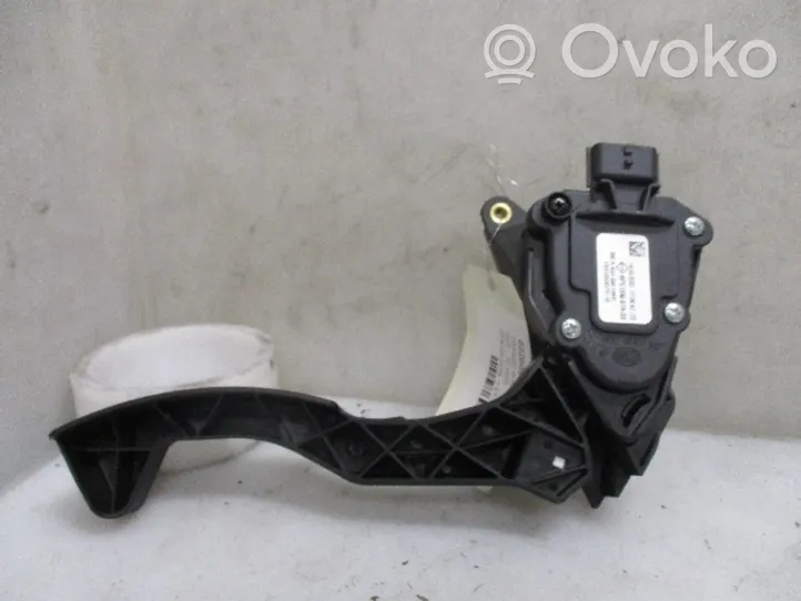 Renault Twingo III Accelerator throttle pedal 180023357R