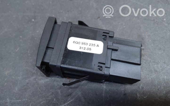 Volkswagen Polo IV 9N3 Hazard light switch 6Q0953235A