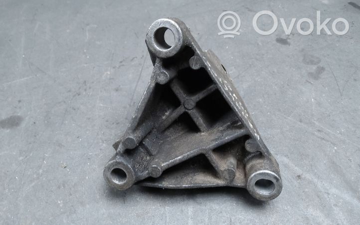 Peugeot 207 CC Engine mounting bracket 8200072747