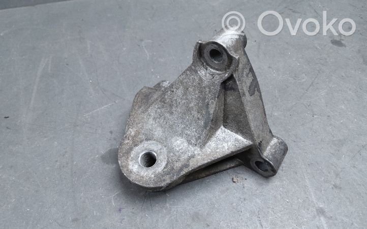 Peugeot 207 CC Engine mounting bracket 8200072747