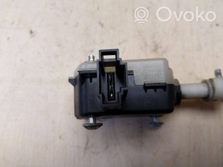 Volkswagen Touran I Verrouillage du bouchon du réservoir de carburant 1T0810773A