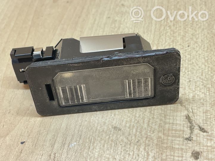 BMW X5 E70 Lampa oświetlenia tylnej tablicy rejestracyjnej 717693404