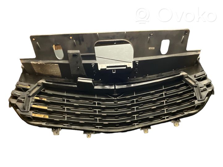 Opel Vivaro Front bumper upper radiator grill 23041900