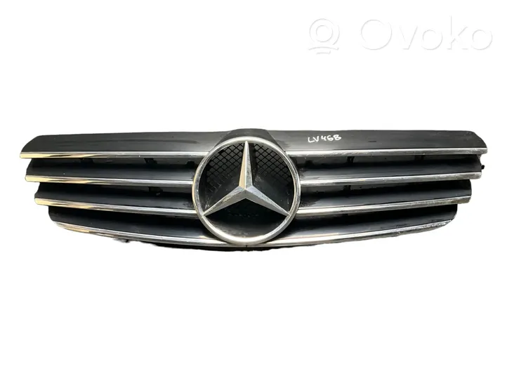 Mercedes-Benz CLK A209 C209 Rejilla superior del radiador del parachoques delantero A2098880052