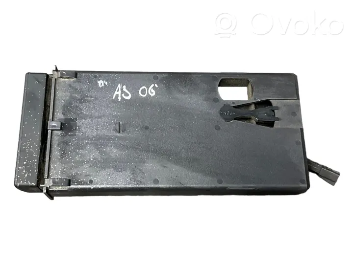 Audi A3 S3 A3 Sportback 8P Compartimiento/consola central del panel 8P0941561