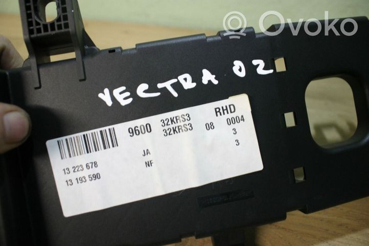 Opel Vectra C Module de fusibles 13223678