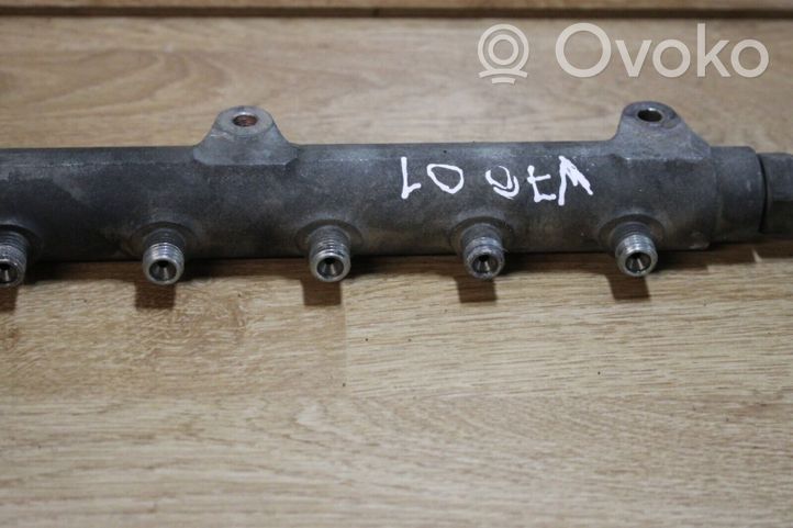 Volvo V70 Fuel distributor 8658252