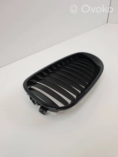 BMW 5 E60 E61 Maskownica / Grill / Atrapa górna chłodnicy 2155447