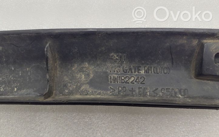 Mitsubishi L200 Moldura embellecedora del guardabarros trasero MN182242