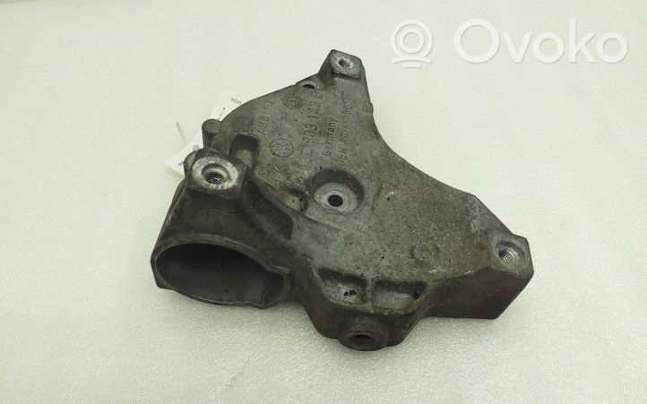 Volkswagen PASSAT B7 Staffa di montaggio del compressore dell’A/C 03C903143B