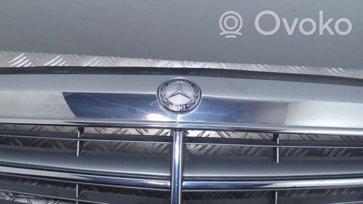 Mercedes-Benz E W212 Etupuskurin ylempi jäähdytinsäleikkö A2128801383