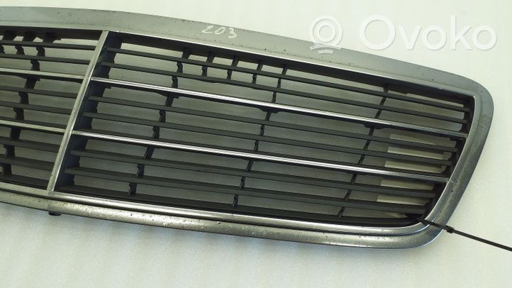 Mercedes-Benz C W203 Griglia superiore del radiatore paraurti anteriore A2038800483