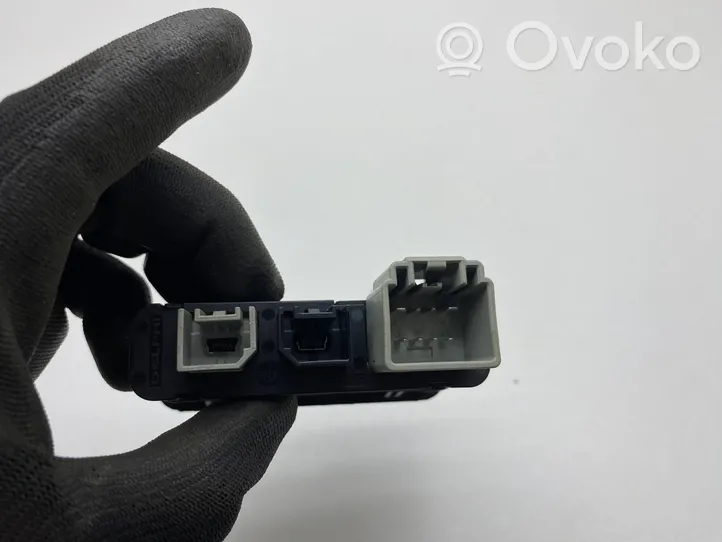 Dodge Charger Connecteur/prise USB 68206384AC