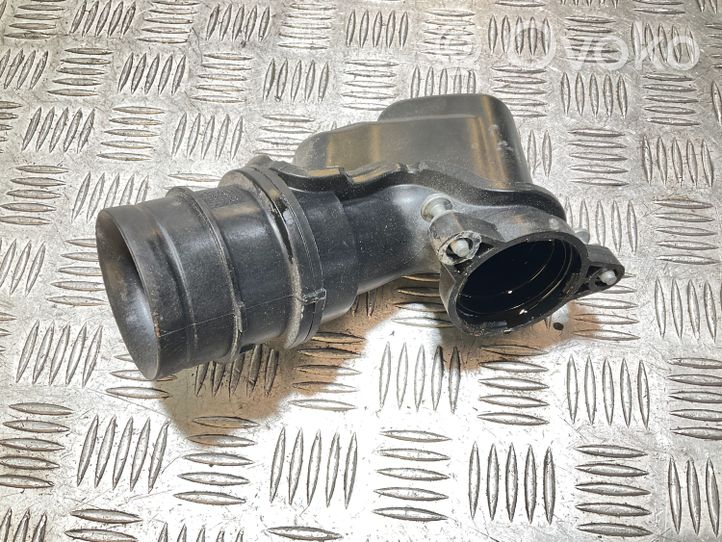 Audi Q2 - Turboahtimen ilmanoton letku 04E129656