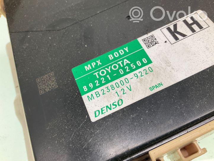 Toyota Auris E210 Set scatola dei fusibili 8922102500