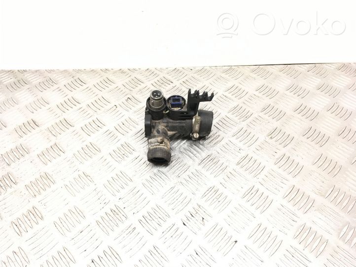 Audi 100 S4 C4 Boîtier de thermostat / thermostat 