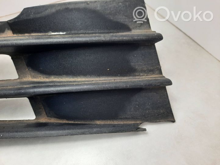 Volkswagen Touran I Verkleidung Nebelscheinwerfer / Gitter vorne 1T0853666