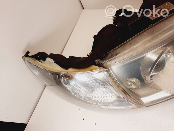 Saab 9-5 Lampa przednia 89008301