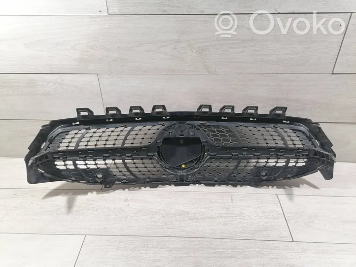 Mercedes-Benz CLA C118 X118 Grille calandre supérieure de pare-chocs avant A1188880000