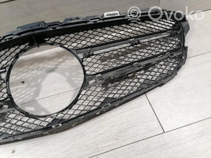 Mercedes-Benz C AMG W205 Grille calandre supérieure de pare-chocs avant A2058800183