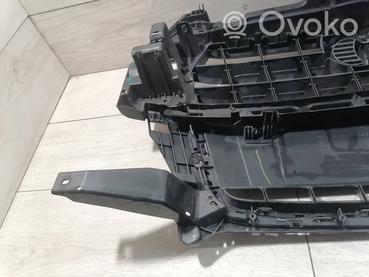 Audi Q3 8U Etupuskurin ylempi jäähdytinsäleikkö 8u0853653M